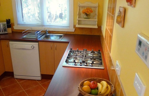 Gardenvale House | Art Deco Inspired 2 bedroom House - Single Level, Free Wifi and driveway Parking