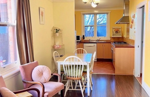 Gardenvale House | Art Deco Inspired 2 bedroom House - Single Level, Free Wifi and driveway Parking