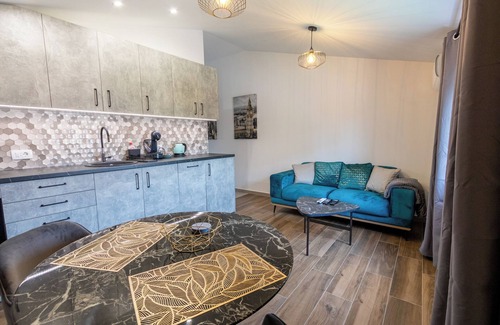 Golubovci Apartment | Art deco-inspired apartment in a quiet area near the Airport