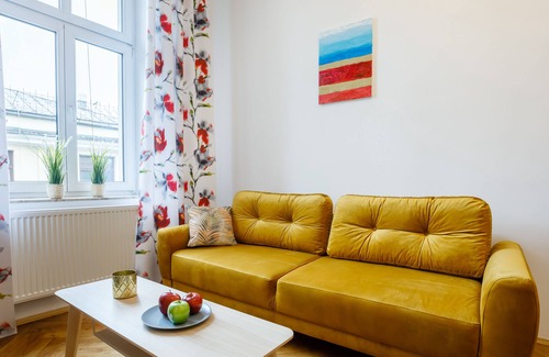 Stare Miasto Apartment | Art deco spacious one bedroom apartment - city view!