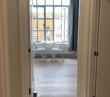 Homerton Apartment | Art Deco Studio in East London