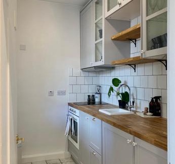 Homerton Apartment | Art Deco Studio in East London