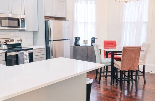 Wilmington House | Art Deco Style 2BR home- 5 min walk to Downtown