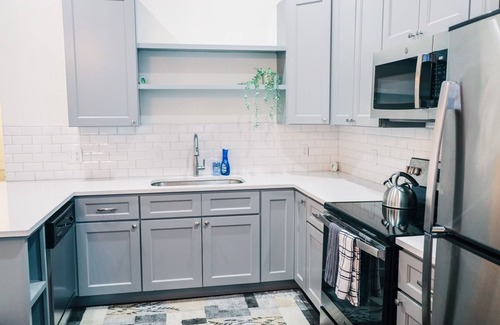 Wilmington House | Art Deco Style 2BR home- 5 min walk to Downtown