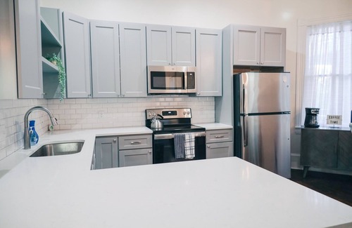 Wilmington House | Art Deco Style 2BR home- 5 min walk to Downtown