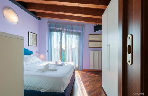 Stezzano Apartment | Art Gallery Living & Working