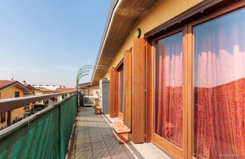 Stezzano Apartment | Art Gallery Living & Working