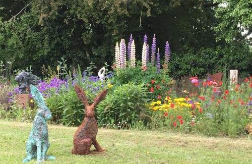 Llanvair Kilgeddin Bed & Breakfast | Art House B & B