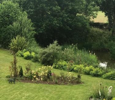 Llanvair Kilgeddin Bed & Breakfast | Art House B & B
