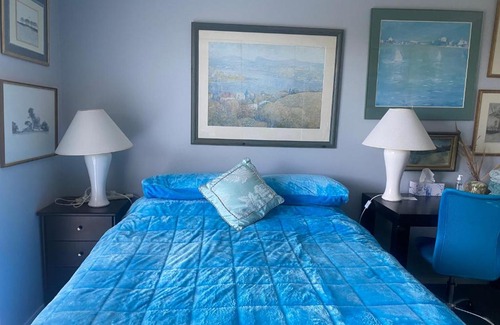 Huonville Bed & Breakfast | Art House Blue Room