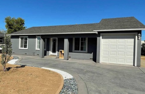 Southeastern Sacramento House | ART HOUSE, king beds near the breweries