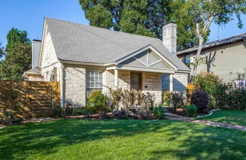 Oak Lawn House | Art House | Yard | Edge of Highland Park