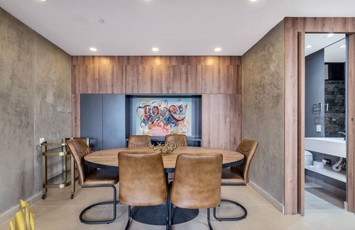 Lalinde House | ART LIVING 2002 Deluxe apt/3 BD/3.5bath/jacuzzi/pool/gym/balcony