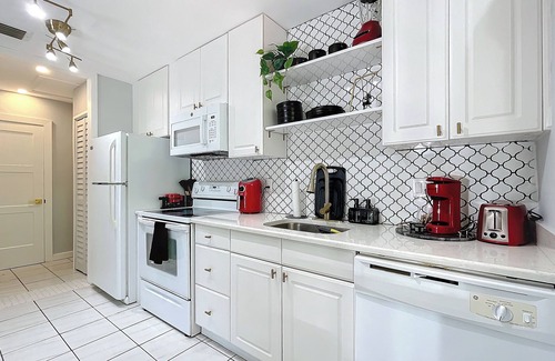 Central Oakland Park Villa | Art Loft: Wilton Manors Retreat