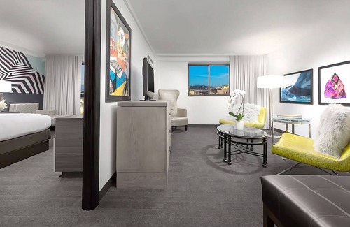 Lower Allston Hotel | Art Lover’s Escape! Pet- Friendly Unit Near Harvard University, Parking