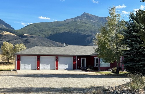 Billings House | Art Lover’s Retreat in Scenic Pray, MT