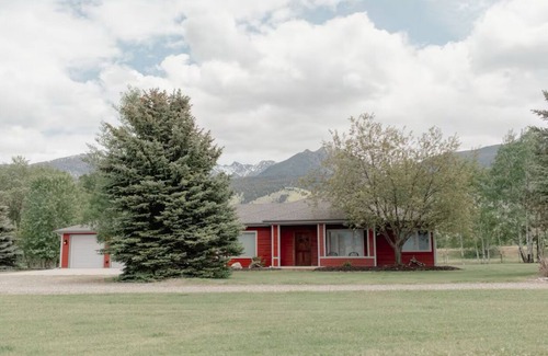 Billings House | Art Lover’s Retreat in Scenic Pray, MT