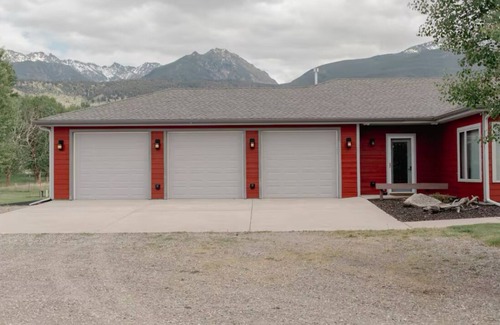 Billings House | Art Lover’s Retreat in Scenic Pray, MT