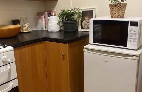 Para Hills Apartment | Art & Vintage 2Room Unit in Para Hills, 20 mins to ADL city, beach and Hills.