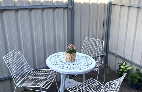 Para Hills Apartment | Art & Vintage 2Room Unit in Para Hills, 20 mins to ADL city, beach and Hills.