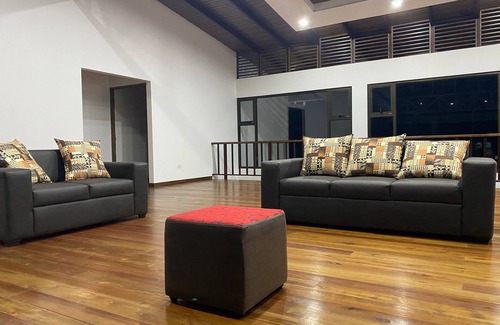 Tayutic Bed & Breakfast | Arte de Plumas birding lodge