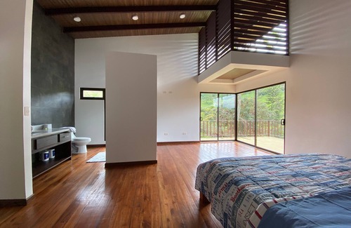 Tayutic Bed & Breakfast | Arte de Plumas birding lodge