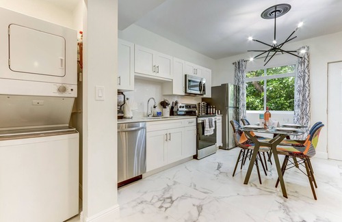 Wynwood Art District Apartment | ArTease 4: Walk to Wynwood & Design District