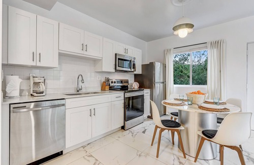 Wynwood Art District Apartment | ArTease 5: Walk to Wynwood & Design District