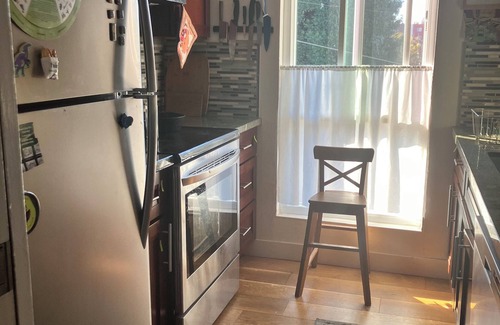 Grand Lake Condo | Artful 2-bedroom condo with fiber WiFi in vibrant Oakland - secure parking
