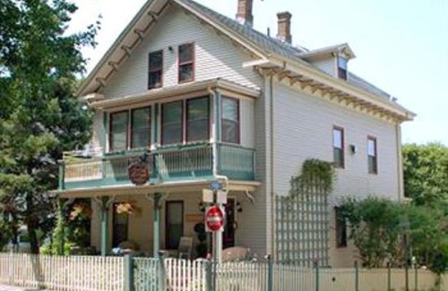 Yachting Village Bed & Breakfast | Artful Lodger