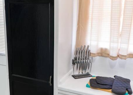 Burbank Apartment | Artful Retreat - King Bed, Work Desk, WIFI, Unique Murals, Perfect for Business Travelers, Downtown & Near Universal Studios