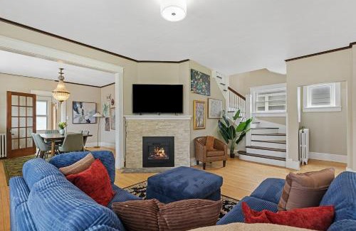 Rapid City House | ArtGallery PrivateHotTub Sauna NearMountRushmore FamilyHome