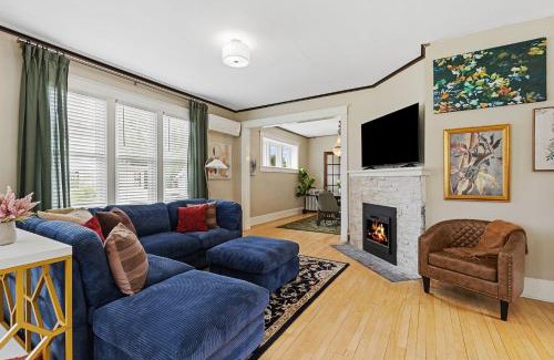 Rapid City House | ArtGallery PrivateHotTub Sauna NearMountRushmore FamilyHome
