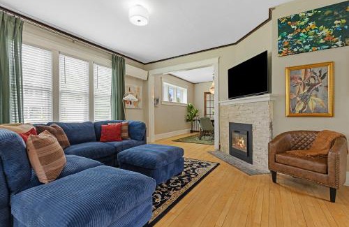 Rapid City House | ArtGallery PrivateHotTub Sauna NearMountRushmore FamilyHome