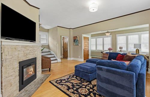 Rapid City House | ArtGallery PrivateHotTub Sauna NearMountRushmore FamilyHome