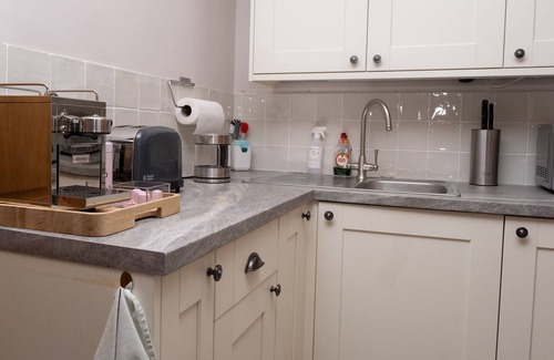 Stockbridge Cottage | ARTHUR TURNER, THE APPLE ROOMS, pet friendly in Stockbridge
