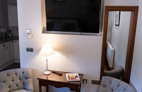 Stockbridge Cottage | ARTHUR TURNER, THE APPLE ROOMS, pet friendly in Stockbridge