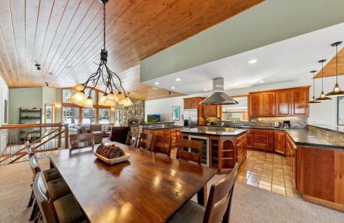 Tahoe Paradise Apartment | Artisan Chalet: Pet Friendly Deluxe Kitchen Games