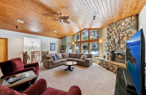 Tahoe Paradise Apartment | Artisan Chalet: Pet Friendly Deluxe Kitchen Games