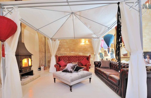 Mangotsfield House | ARTISAN HALL, family friendly, with open fire in Toddington