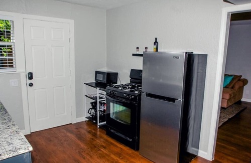 Kessler Apartment | Artist Alcove* Spacious Apartment* Walk 2 Shops!