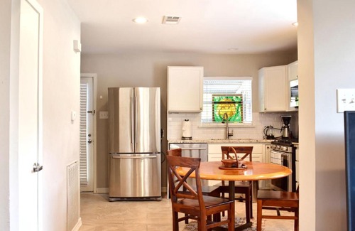 Boulevard Oaks Apartment | Artist Refuge in Beautiful Oak-lined Neighborhood