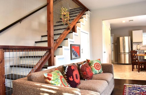 Boulevard Oaks Apartment | Artist Refuge in Beautiful Oak-lined Neighborhood