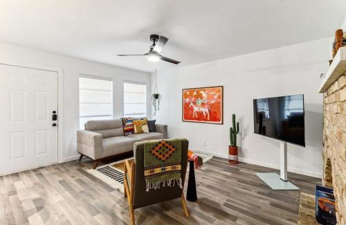 St. Edwards Apartment | Artist Retreat by SoCo - Sleeps 6 - Free Parking