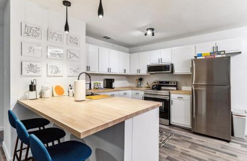 St. Edwards Apartment | Artist Retreat by SoCo - Sleeps 6 - Free Parking