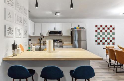St. Edwards Apartment | Artist Retreat by SoCo - Sleeps 6 - Free Parking