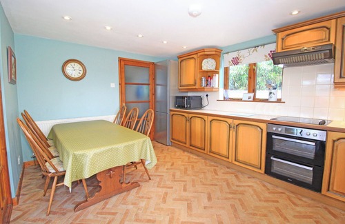 Penrhyndeudraeth Cottage | ARTIST'S COTTAGE, pet friendly, with a garden in Penrhyndeudraeth