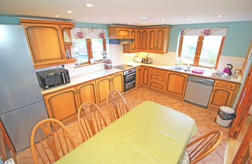 Penrhyndeudraeth Cottage | ARTIST'S COTTAGE, pet friendly, with a garden in Penrhyndeudraeth