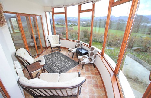 Penrhyndeudraeth Cottage | ARTIST'S COTTAGE, pet friendly, with a garden in Penrhyndeudraeth