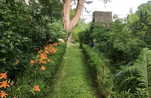 Stuyvesant Cottage | Artist’s Cottage near Hudson NY.